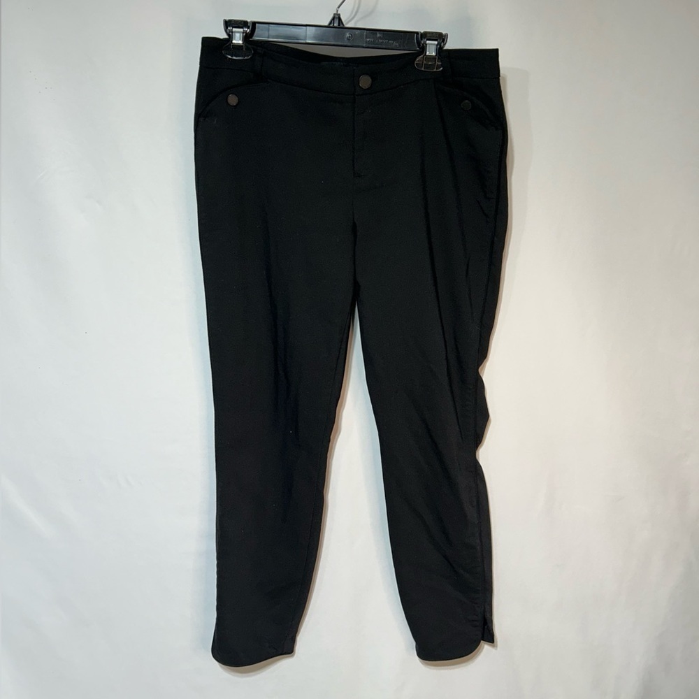 Ivanka Trump ankle pant with curved hem. Gorgeous details. Size 10.